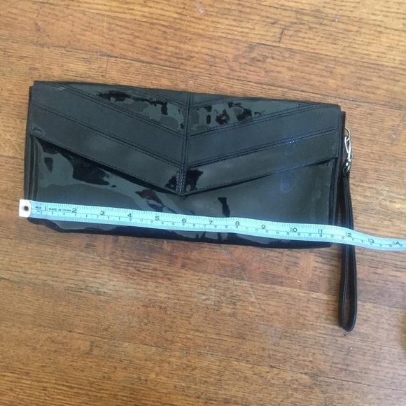 ✨🎁✨ Black patent hand clutch - Picture 2 of 5